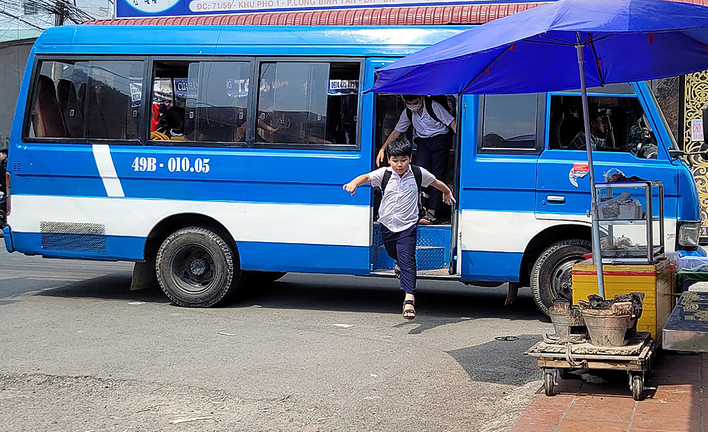 Xe đưa đón học sinh phải cung cấp hành trình, màu sơn 